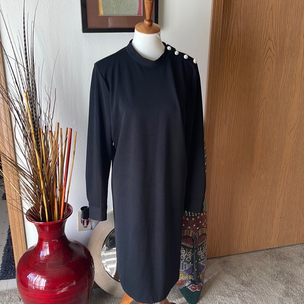 Elegant and simple Elloqui dress with pearl detail